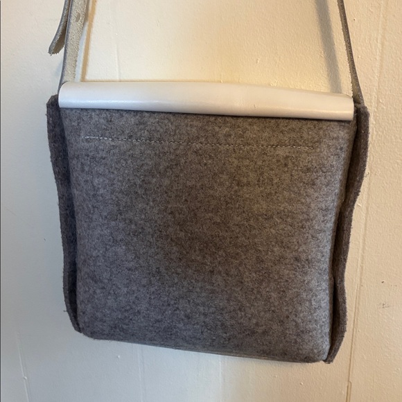 Stylish White and Gray Crossbody Bag - Picture 8 of 8